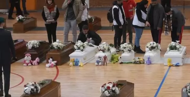 Un polideportivo de Crotona se convierte en una capilla ardiente para las víctimas del naufragio en Italia