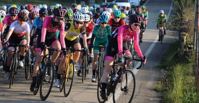 Las calles de Noja, escenario de un exitoso fin de semana ciclista con cerca de 700 corredores y corredoras