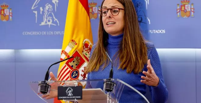 Mireia Vehí (CUP) enseña en rueda de prensa el muñeco de un feto que envió Hazte Oír a los diputados