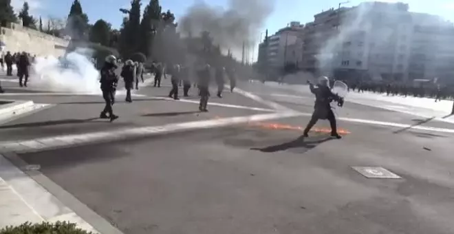 Manifestantes se enfrentan violentamente a la policía en Grecia por la tragedia ferroviaria