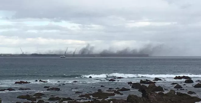 IU exige a la Autoridad Portuaria "medidas efectivas" que eviten las nubes de carbón y la caída de mineral al mar