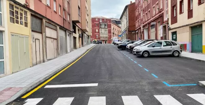 Renovada la pavimentación de aceras y calzada en la calle La Amistad