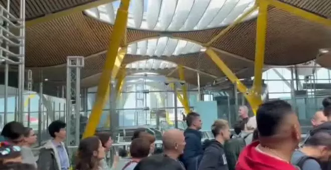 Largas colas en el control de pasaportes de Barajas por falta de agentes de la Policía Nacional