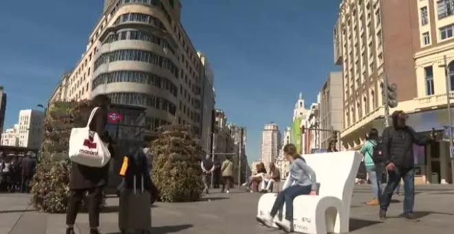 Madrid amanece llena de bancos con forma de libros