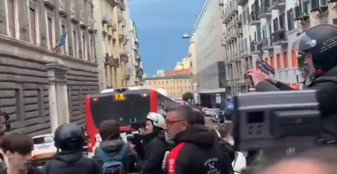 Batalla campal entre los radicales del Eintracht y la Policía en Nápoles