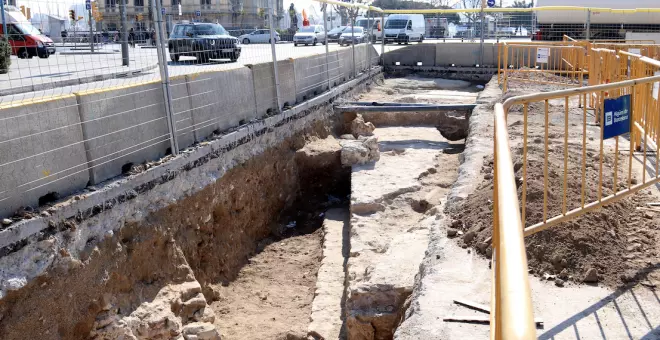 Les obres de la Rambla posen al descobert restes de la muralla, el baluard i les antigues casernes de Drassanes