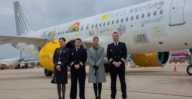 Vueling se enfrenta a una sanción de 30.000 euros por exigir maquillaje y tacones a las azafatas