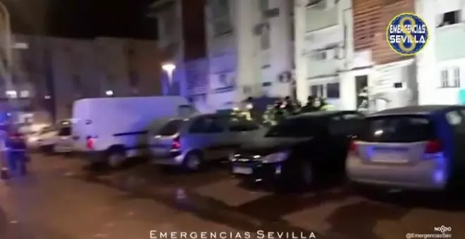 Dos heridos en un incendio en un bloque de pisos de Sevilla