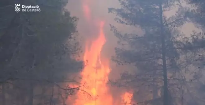 El fuego entre Castellón y Teruel sigue fuera de control