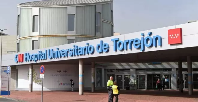 Un niño con un brazo roto entra en la UCI al administrarle una enfermera una dosis de ketamina para un adulto de 130 kilos