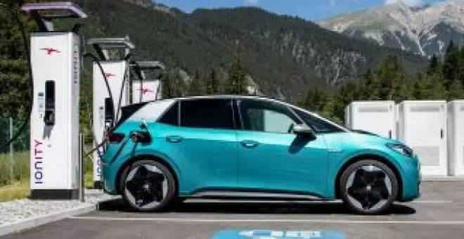 Bruselas ordena poner cargadores para coches eléctricos cada 60 km e hidrogeneras cada 200 km