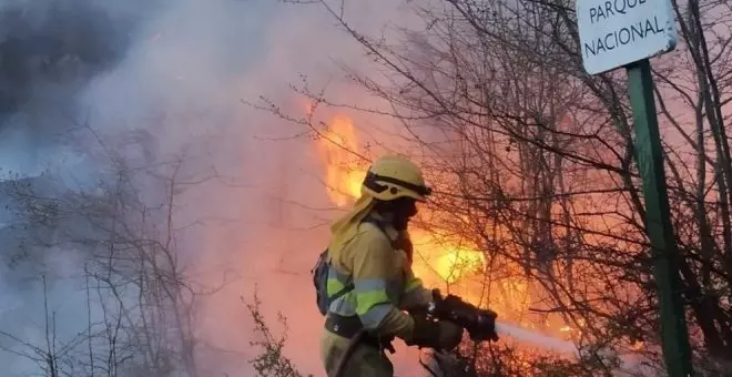 Cantabria lucha contra el fuego tras más de una veintena de incendios provocados esta noche