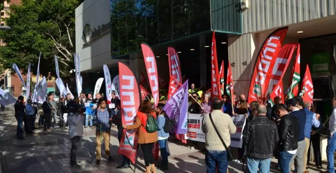 Los accionistas de Unicaja corrigen a Menéndez con un duro rapapolvo