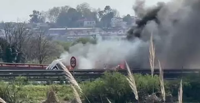 El incendio de un camión en la A-67, a la altura de El Corte Inglés, ocasiona grandes retenciones