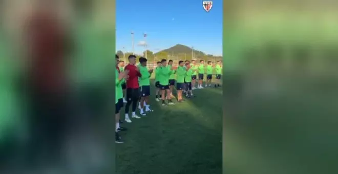 La afición apoya al Athletic al inicio del entrenamiento a puerta cerrada