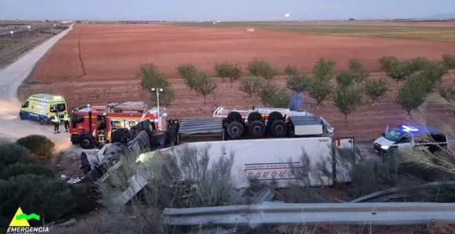 Los bomberos rescatan al conductor de un tráiler que había quedado atrapado tras un accidente en la A-43