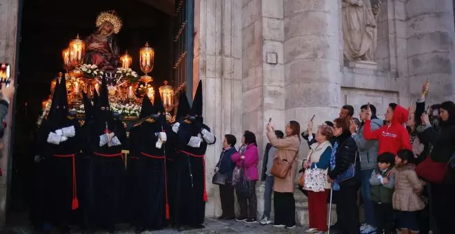 La jerarquía católica instrumentaliza la eclosión del movimiento cofrade para maquillar el declive religioso