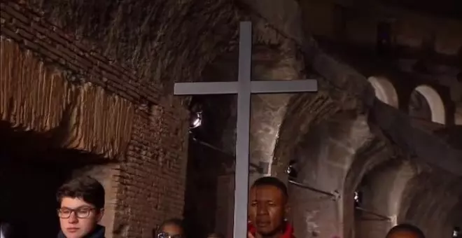 El papa no asiste al Viacrucis del Viernes Santo en el Coliseo de Roma por el intenso frío