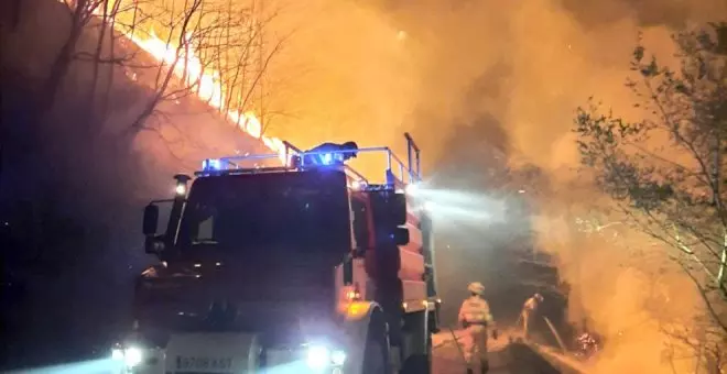 Cantabria tiene un incendio forestal activo en Miera y dos controlados