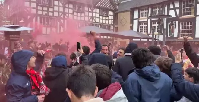 Decenas de sevillistas cantan unidos por las calles de Manchester