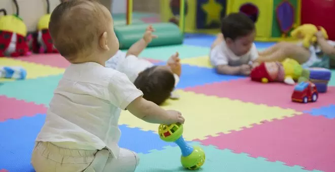 El recorte de plazas públicas en las escuelas infantiles de Madrid condena a las familias al sector privado