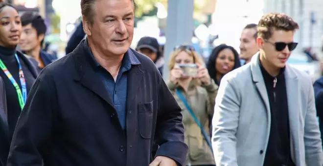 Retiran los cargos a Alec Baldwin por el disparo accidental que causó la muerte de una directora de fotografía en un rodaje