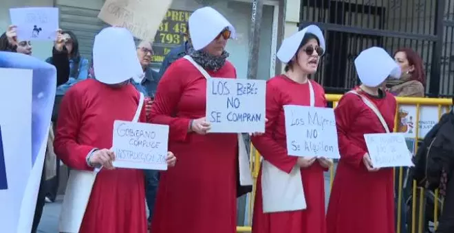 Protesta contra la gestación subrogada ante el ministerio de Justicia