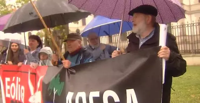 Multitudinaria protesta en Santiago de Compostela contra la instalación de macroparques eólicos