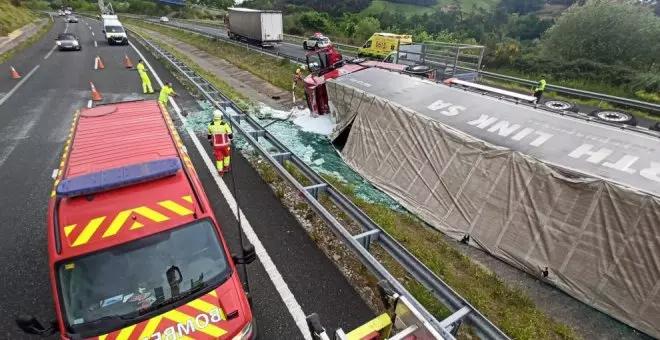 Herido leve el conductor de un camión tras volcar ayer en la A-8 a la altura de Liéganes