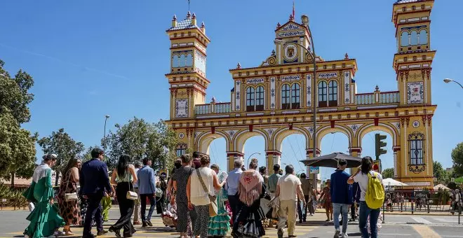 Una niña herida y dos mulos muertos en un incendio en la Feria de Sevilla