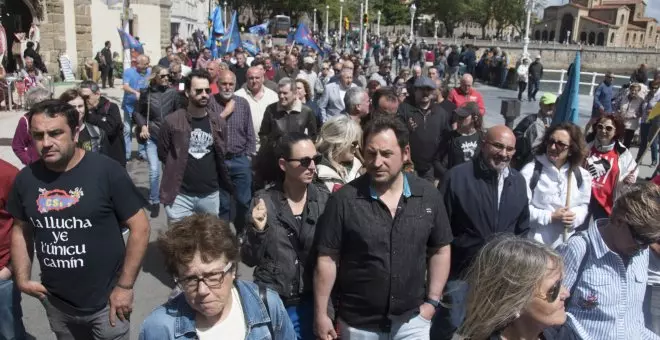 Un millar de personas en la manifestación de CSI, SUATEA, CGT y CNT en Xixón