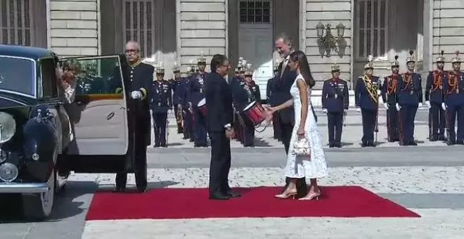 Felipe VI recibe al presidente de Colombia en el Palacio Real con honores militares