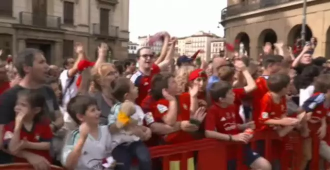 Osasuna, recibida por la afición en el Palacio Foral de Pamplona