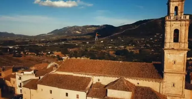 Un funambulista cruza un pueblo valenciano sobre un flexible trenzado de nylon