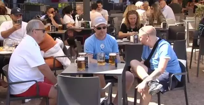 Aficionados del Manchester City invaden la Plaza Mayor