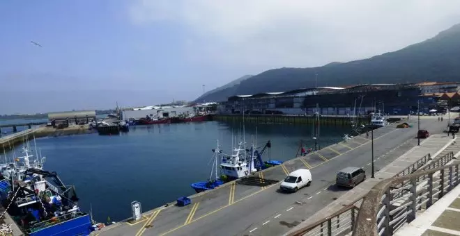 Trasladado al hospital un marinero tras caerse en un barco en Santoña