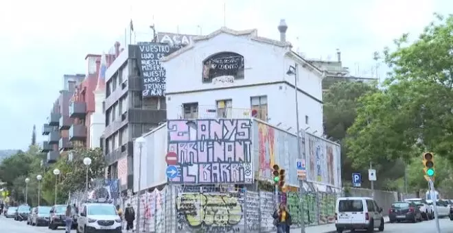 Vecinos de un barrio de Barcelona salen a la calle para exigir el desalojo de dos edificios ocupados