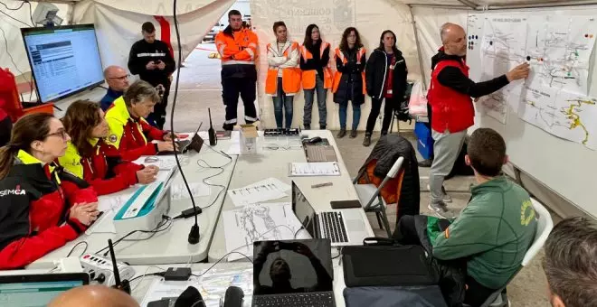 Un centenar de efectivos practican un simulacro de rescate en la Cueva de la Gándara