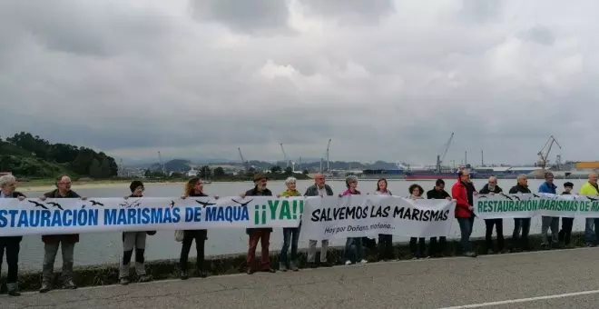 Concentración por la restauración de las marismas de Maqua en la ría de Avilés