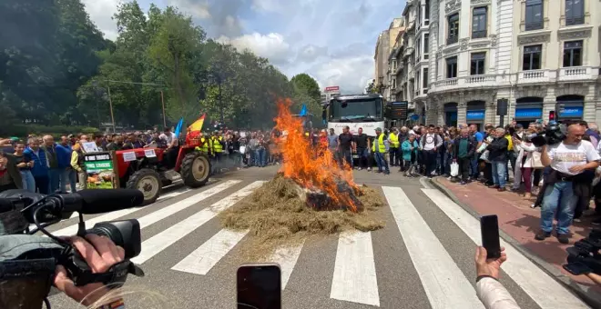 Centenares de ganaderos se movilizan en una protesta sin el apoyo de los partidos de izquierdas