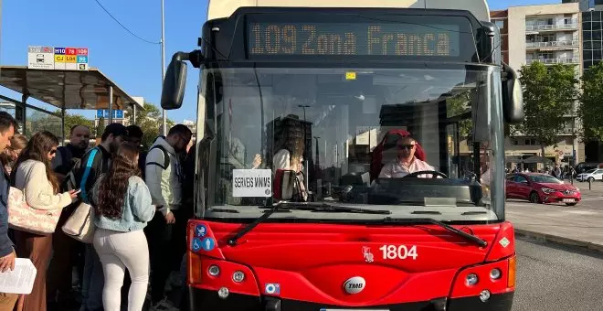 Ampli seguiment de la vaga de conductors de busos a Barcelona, que reclamen la jubilació als 60 anys