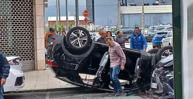 Cinco heridos leves tras chocar dos turismos en Santander y volcar uno de ellos