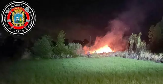 Extinguido un incendio de vegetación cercano a unas viviendas en Heras