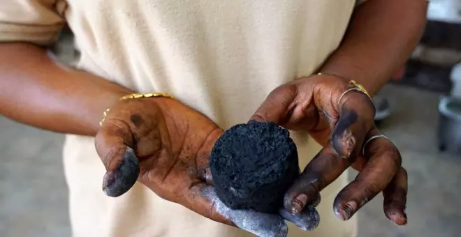 Mujeres empoderadas producen biocarbón en Senegal