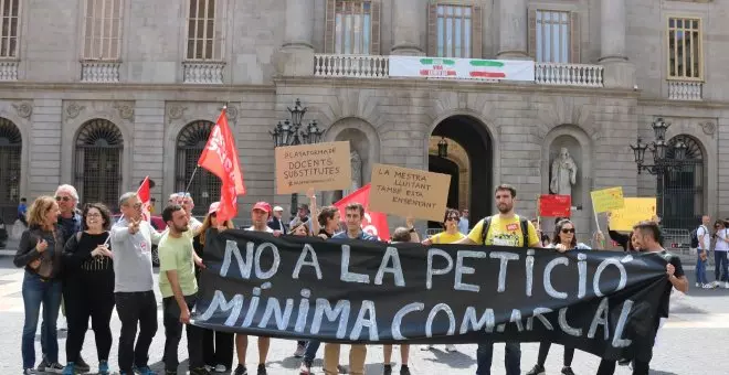 Docents interins es concentren per exigir a Educació que rectifiqui i els deixi triar els municipis on volen treballar