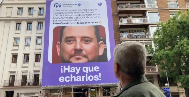 El candidato del PP se indigna con la lona contra el hermano de Ayuso, pero saca a pasear furgonetas insultando a Page