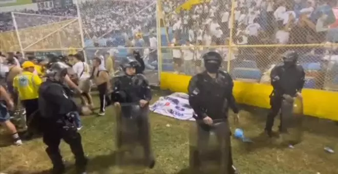 Investigan si hubo sobreventa de entradas en el partido que acabó en tragedia en El Salvador