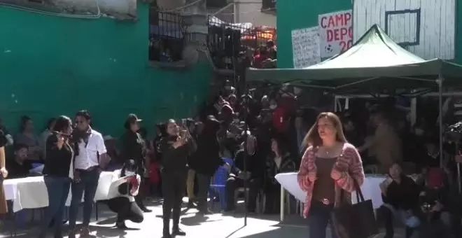 Reclusas de un centro penitenciario en Bolivia desfilan en una pasarela organizada por ellas mismas