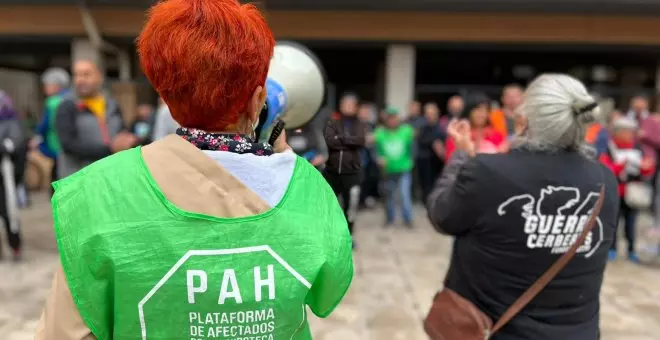 Los vecinos del Edificio Dignidad de Móstoles protestan contra el inminente desalojo que afecta a más de 40 personas