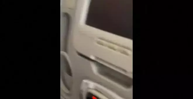 Un hombre abre una de las salidas de emergencia de un avión a punto de aterrizar